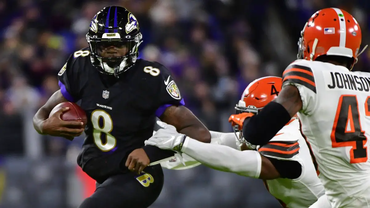 Baltimore Ravens quarterback Lamar Jackson 8wird von der browns defense gejagt. Bye Week Woche 13