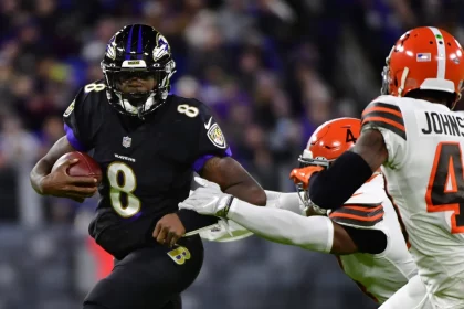 Baltimore Ravens quarterback Lamar Jackson 8wird von der browns defense gejagt. Bye Week Woche 13