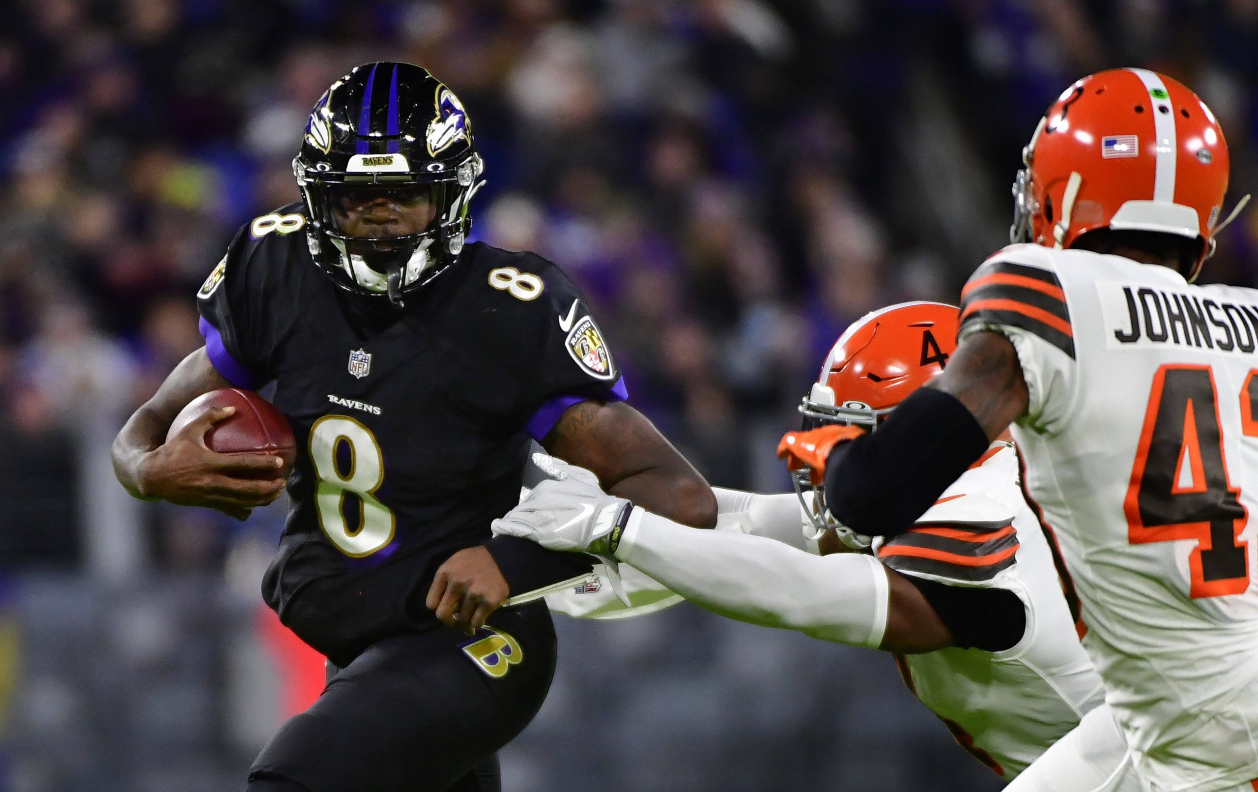 Baltimore Ravens quarterback Lamar Jackson 8wird von der browns defense gejagt
