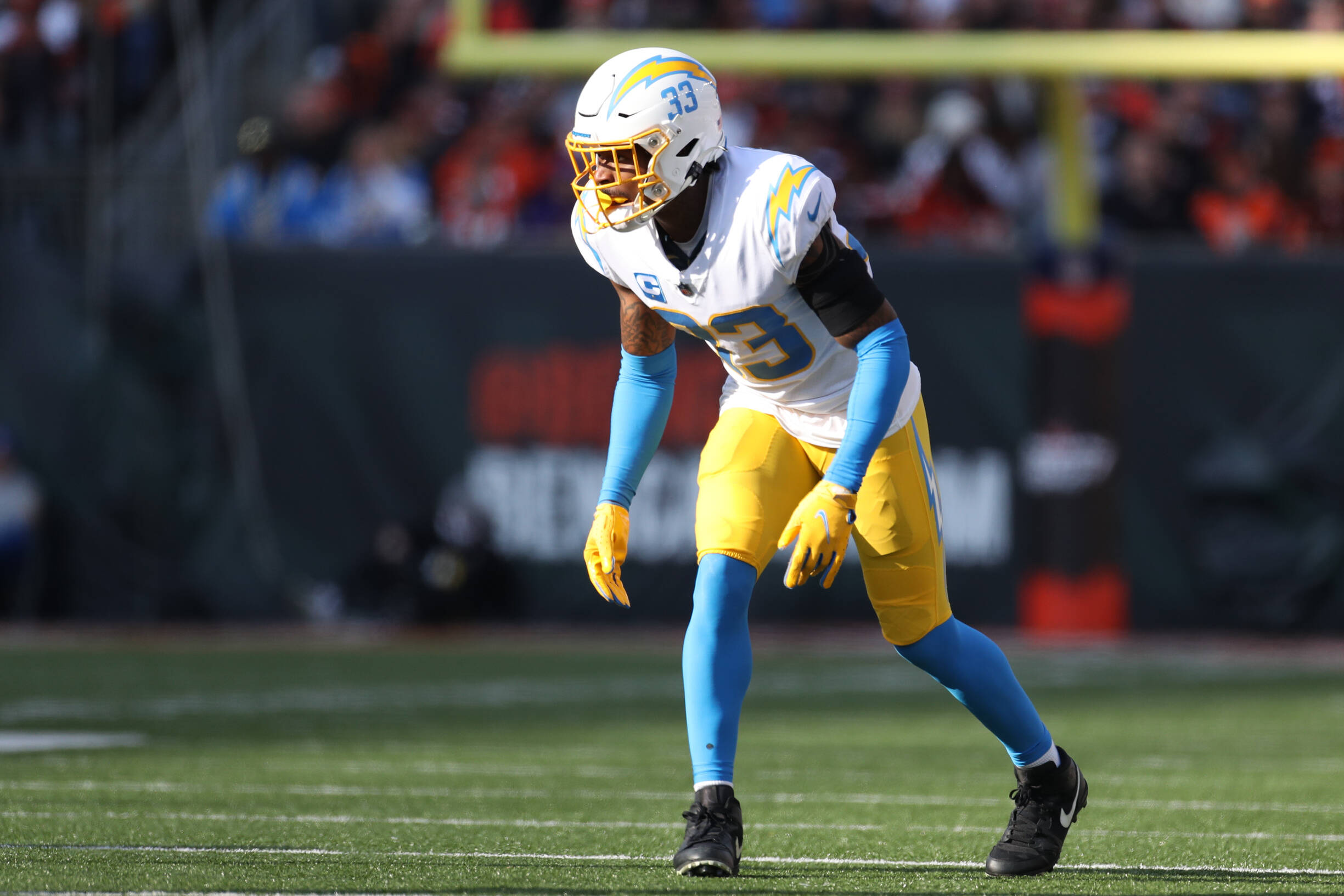 CINCINNATI, OH - DECEMBER 05: Los Angeles Chargers free safety Derwin James 33 lines up for a play during the game against the Los Angeles Chargers and the Cincinnati Bengals on December 5, 2021, at Paul Brown Stadium in Cincinnati, OH. Photo by Ian Johnson/Icon Sportswire NFL, American Football Herren, USA DEC 05 Chargers at Bengals Icon211205074