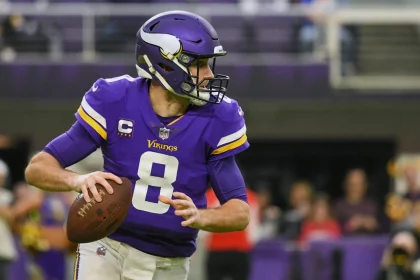 MINNEAPOLIS, MN - DECEMBER 26: Minnesota Vikings Quarterback Kirk Cousins 8 looks to pass during a game between the Minnesota Vikings and Los Angeles Rams on December 26, 2021, at U.S. Bank Stadium in Minneapolis, MN.Photo by Nick Wosika/Icon Sportswire NFL, American Football Herren, USA DEC 26 Rams at Vikings Icon2021122610