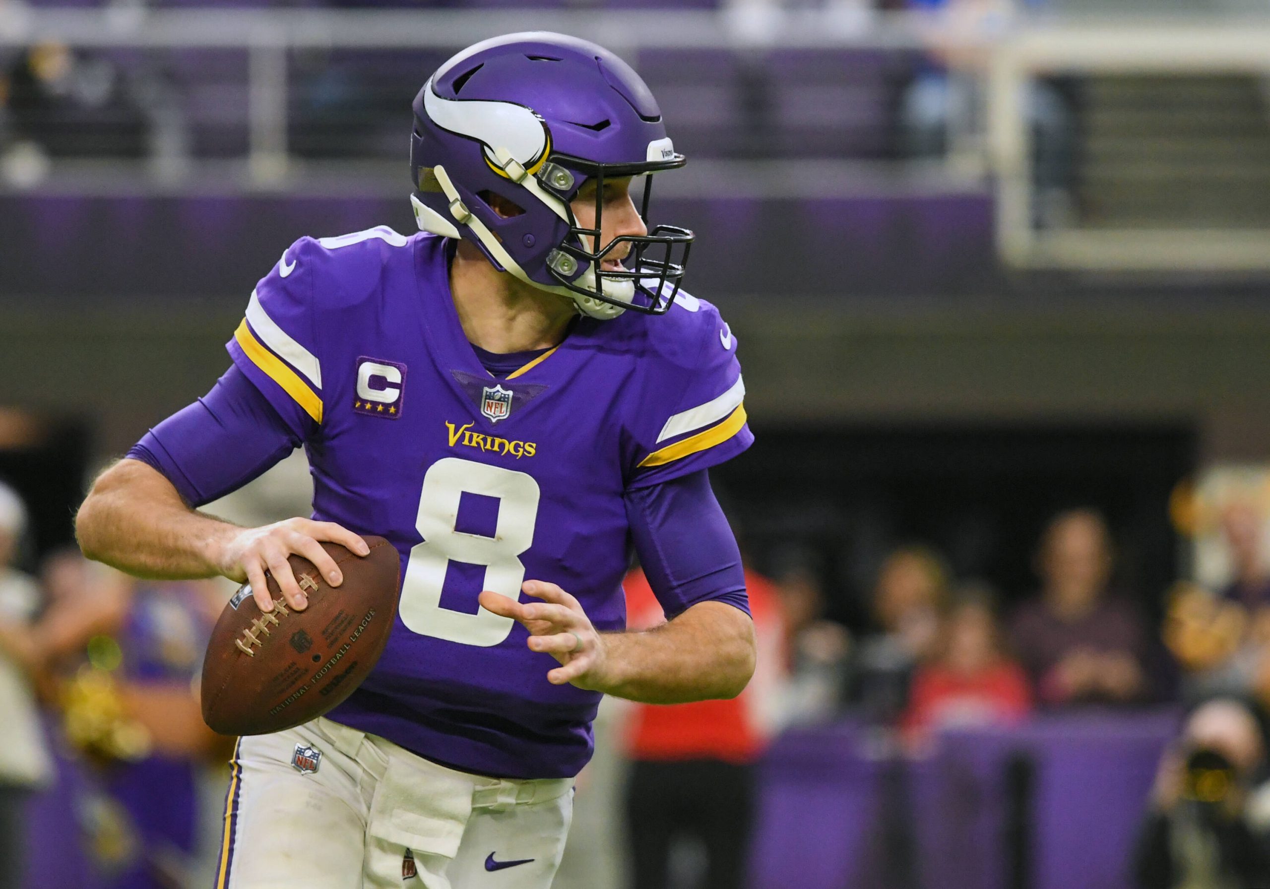 MINNEAPOLIS, MN - DECEMBER 26: Minnesota Vikings Quarterback Kirk Cousins 8 looks to pass during a game between the Minnesota Vikings and Los Angeles Rams on December 26, 2021, at U.S. Bank Stadium in Minneapolis, MN.Photo by Nick Wosika/Icon Sportswire NFL, American Football Herren, USA DEC 26 Rams at Vikings Icon2021122610