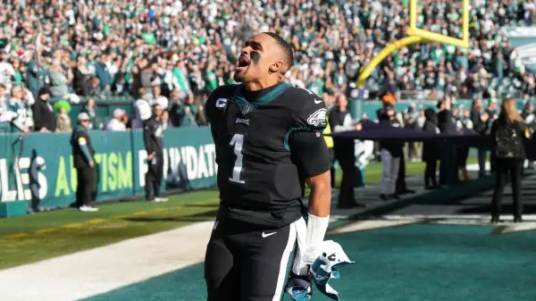PHILADELPHIA, PA - DECEMBER 26: Philadelphia Eagles quarterback Jalen Hurts 1 yells to the crowd during the game between the New York Giants and the Philadelphia Eagles on December 26, 2021 at Lincoln Financial Field in Philadelphia, PA. Photo by Andy Lewis/Icon Sportswire NFL, American Football Herren, USA DEC 26 Giants at Eagles Icon211226072