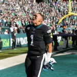 Woche 9 PHILADELPHIA, PA - DECEMBER 26: Philadelphia Eagles quarterback Jalen Hurts 1 yells to the crowd during the game between the New York Giants and the Philadelphia Eagles on December 26, 2021 at Lincoln Financial Field in Philadelphia, PA. Photo by Andy Lewis/Icon Sportswire NFL, American Football Herren, USA DEC 26 Giants at Eagles Icon211226072
