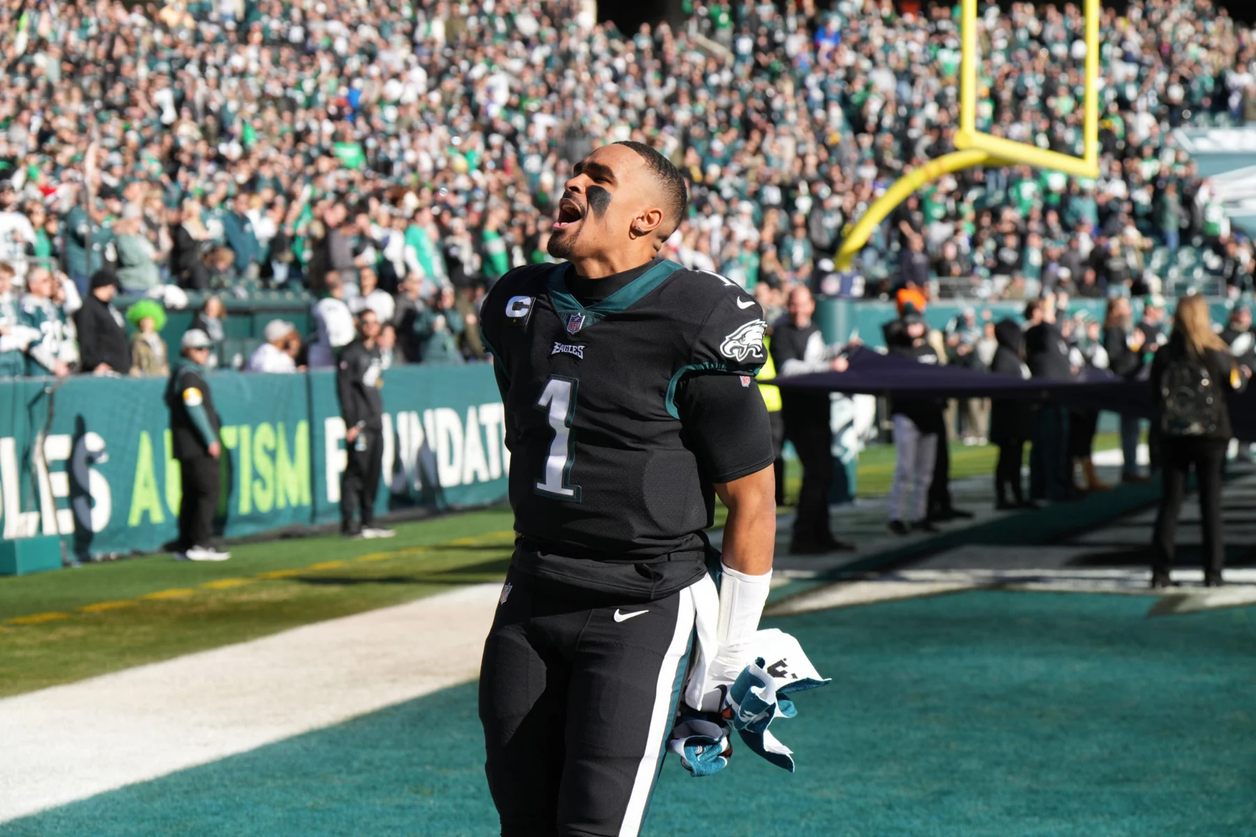 Woche 9 PHILADELPHIA, PA - DECEMBER 26: Philadelphia Eagles quarterback Jalen Hurts 1 yells to the crowd during the game between the New York Giants and the Philadelphia Eagles on December 26, 2021 at Lincoln Financial Field in Philadelphia, PA. Photo by Andy Lewis/Icon Sportswire NFL, American Football Herren, USA DEC 26 Giants at Eagles Icon211226072