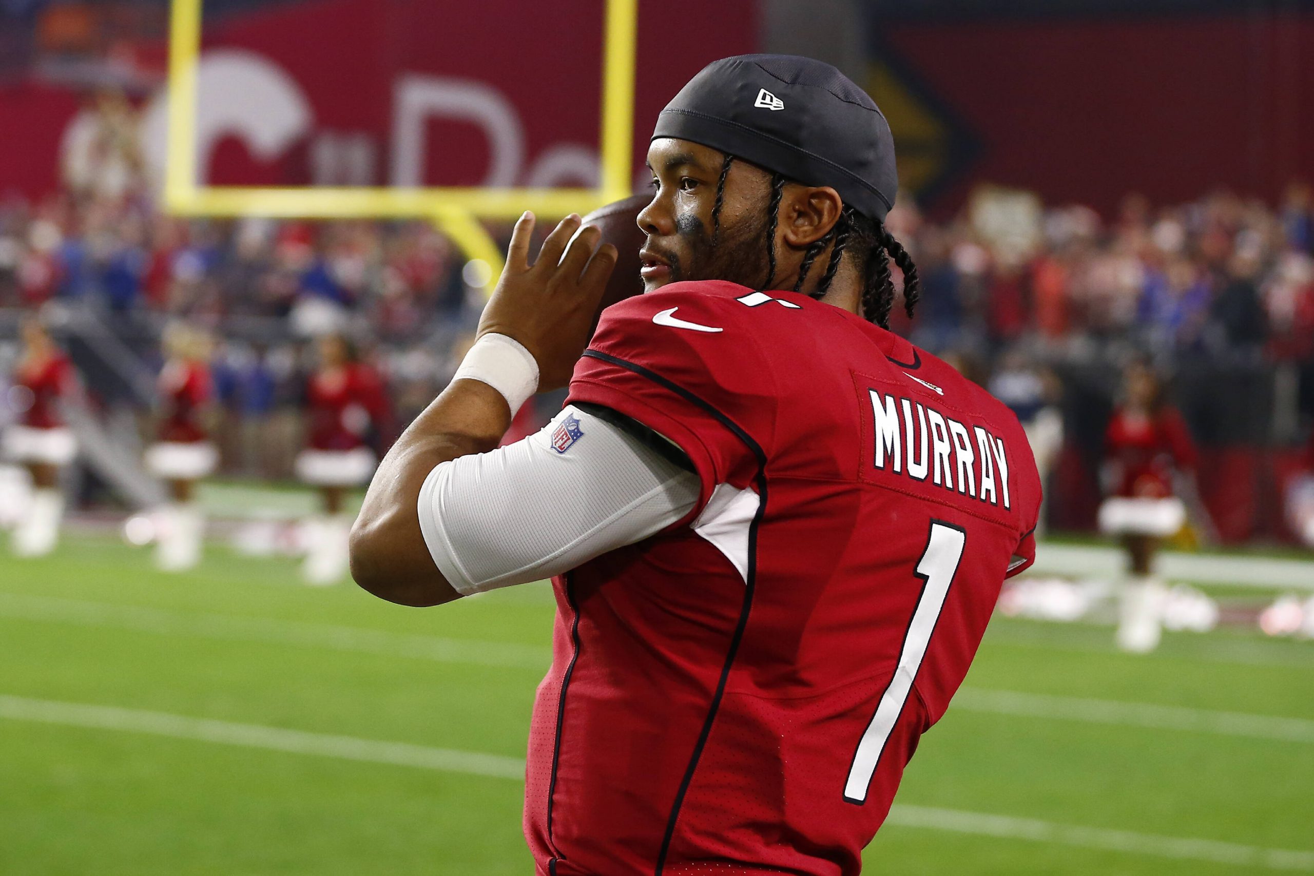 GLENDALE, AZ - DECEMBER 25: Arizona Cardinals Quarterback Kyler Murray 1 warms up prior to the start of an NFL, American Football Herren, USA game between the Indianapolis Colts and the Arizona Cardinals on December 25, 2021 at State Farm Stadium, in Glendale AZ. Photo by Jeffrey Brown/Icon Sportswire NFL: DEC 25 Colts at Cardinals Icon12252021059