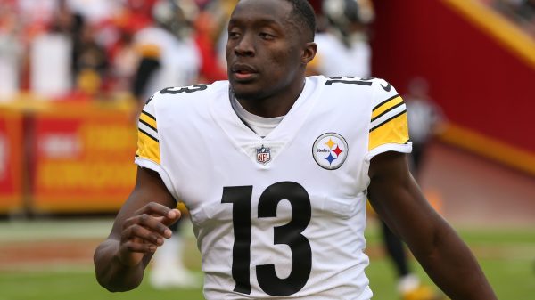 KANSAS CITY, MO - DECEMBER 26: Pittsburgh Steelers wide receiver James Washington 13 before an NFL, American Football Herren, USA game between the Pittsburgh Steelers and Kansas City Chiefs on Dec 26, 2021 at GEHA Field at Arrowhead Stadium in Kansas City, MO. Photo by Scott Winters/Icon Sportswire NFL: DEC 26 Steelers at Chiefs Icon2112260611