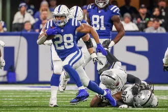 FootballR - NFL - Jonathan Taylor von den Indianapolis Colts läuft mit dem Ball.