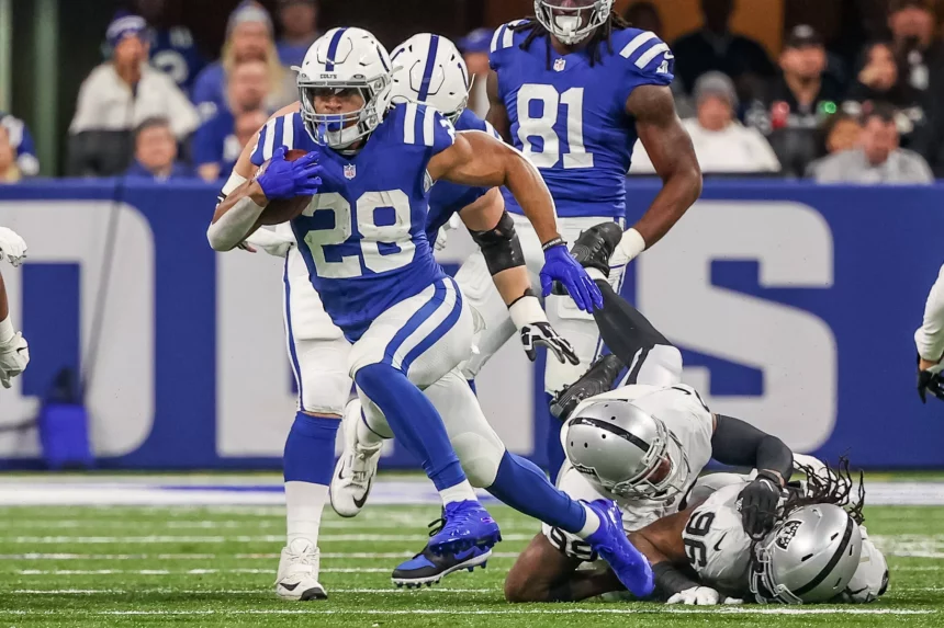 FootballR - NFL - Jonathan Taylor von den Indianapolis Colts läuft mit dem Ball.