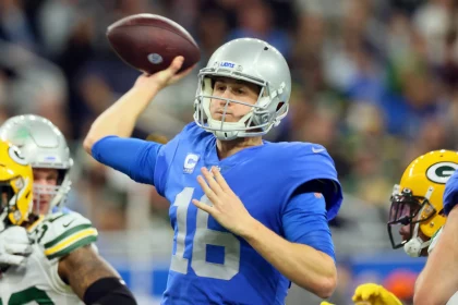 Green Bay Packers vs Detroit Lions Detroit Lions quarterback Jared Goff 16 reaches back to pass during an NFL, American Football Herren, USA football game between the Detroit Lions and the Green Bay Packers in Detroit, Michigan USA, on Sunday, January 9, 2022. Detroit Michigan United States PUBLICATIONxNOTxINxFRA Copyright: xAmyxLemusx originalFilename:lemus-greenbay220109_npciB.jpg