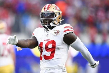 FootballR - NFL 49ers dominieren - Deebo Samuel von den San Francisco 49ers, feiert während eines Spiels.