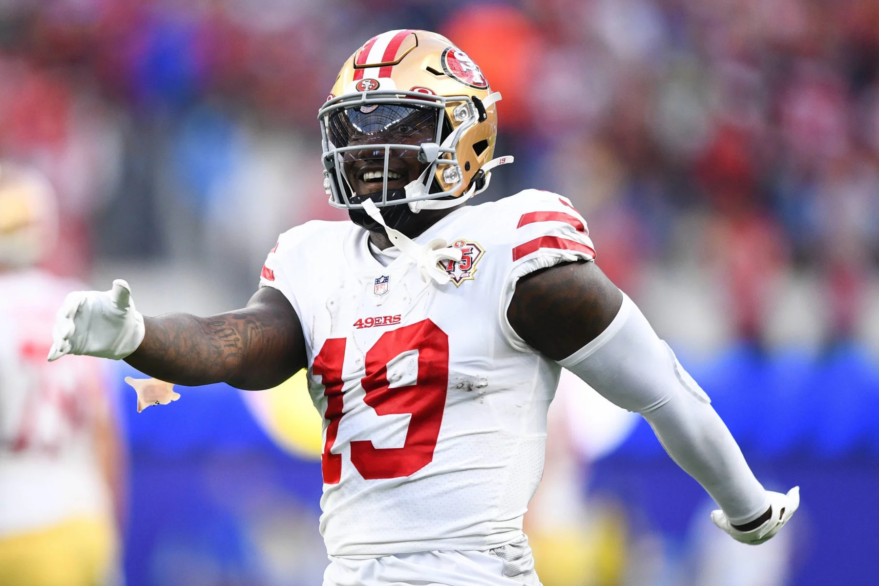 FootballR - NFL 49ers dominieren - Deebo Samuel von den San Francisco 49ers, feiert während eines Spiels.