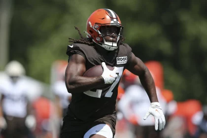 Cleveland Browns Kareem Hunt 27 runs the ball during training camp in Berea, Ohio, on Wednesday, August 3, 2022. PUBLICATIONxINxGERxSUIxAUTxHUNxONLY CLE20220803127 AARONxJOSEFCZYK