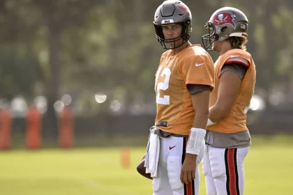 Tom Brady Comeback - Tampa Bay Buccaneers quarterback Tom Brady 12 loosens up during a joint practice with the Miami Dolphins at the Buccaneer s training center in Tampa, Florida on Friday, August 10, 2022. PUBLICATIONxINxGERxSUIxAUTxHUNxONLY TPA20220810116 STEVExNESIUS