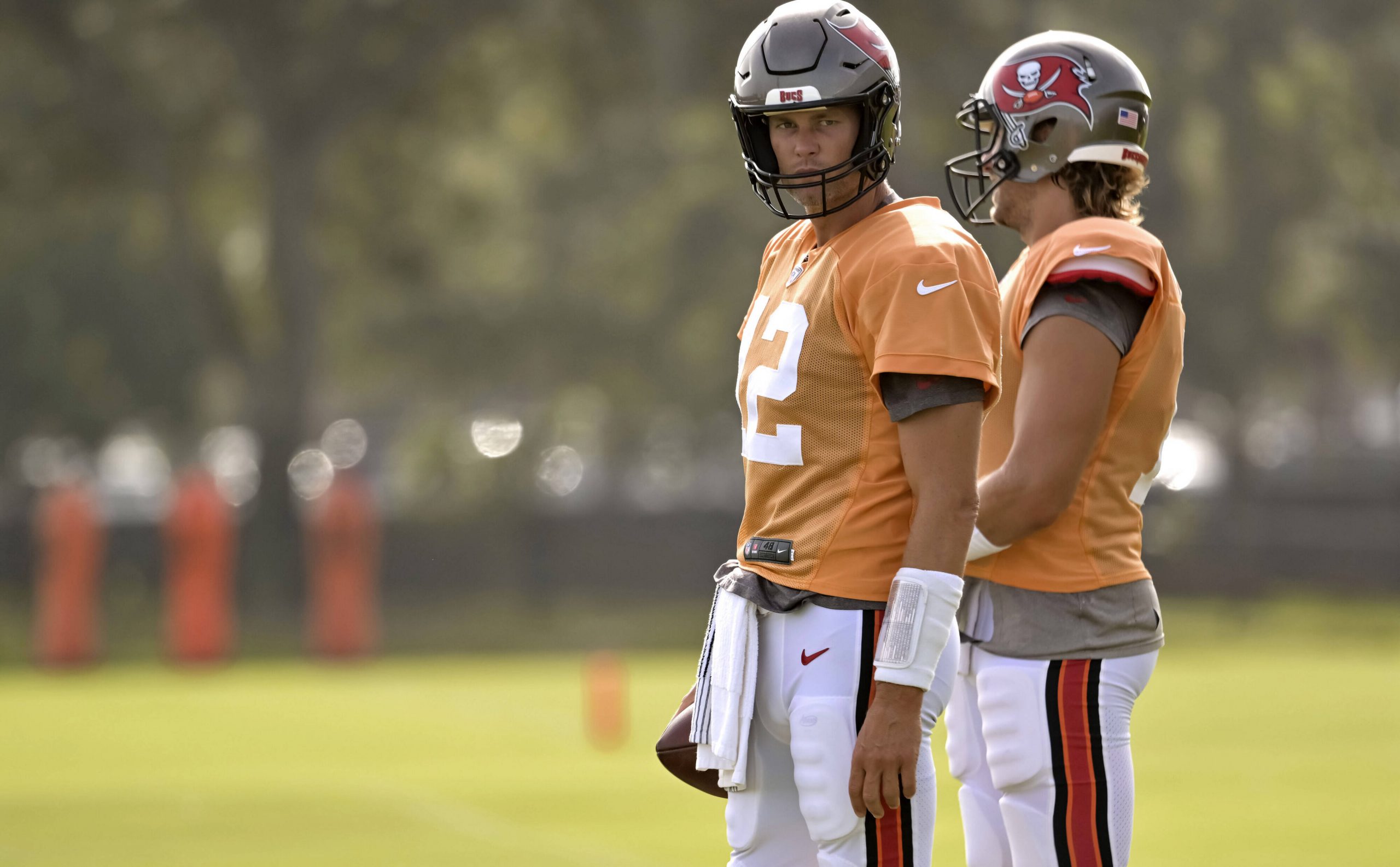 Tampa Bay Buccaneers quarterback Tom Brady 12 loosens up during a joint practice with the Miami Dolphins at the Buccaneer s training center in Tampa, Florida on Friday, August 10, 2022. PUBLICATIONxINxGERxSUIxAUTxHUNxONLY TPA20220810116 STEVExNESIUS