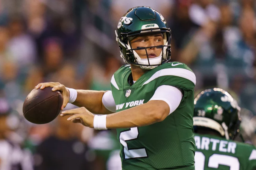 August 12, 2022: New York Jets quarterback Zach Wilson 2 in action during the NFL, American Football Herren, USA pre-season game between the New York Jets and the Philadelphia Eagles at Lincoln Financial Field in Philadelphia, Pennsylvania. Christopher Szagola/CSM Philadelphia USA - ZUMAcs7_ 20220812_zaf_cs7_003 Copyright: xChrisxSzagolax