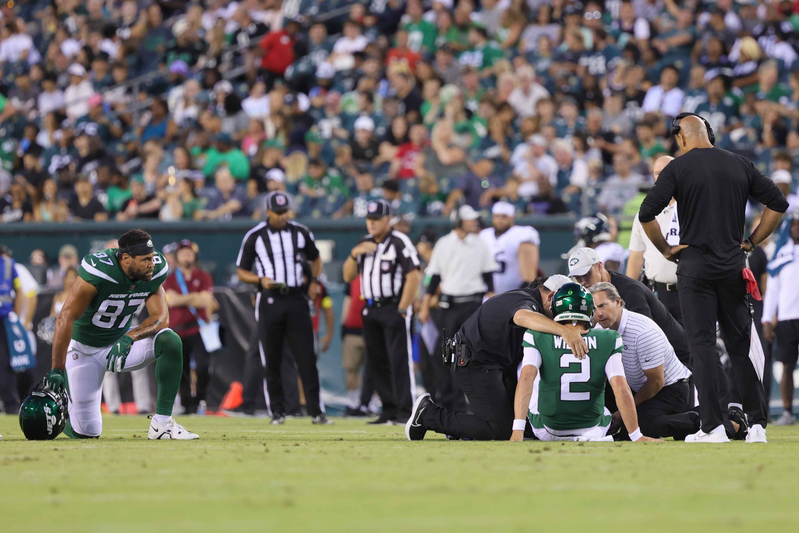 August 12, 2022, Philadelphia, PA, United States of America: New York Jets quarterback ZACH WILSON 2 is checked out by medical staff as New York Jets tight end C.J. UZOMAH 87 looks on during a preseason game between the Philadelphia Eagles and the New York Jets Friday, Aug 12, 2022, at Lincoln financial Field in Philadelphia, PA. Philadelphia United States of America - ZUMAs124 20220812_zap_s124_036 Copyright: xSaquanxStimpsonx