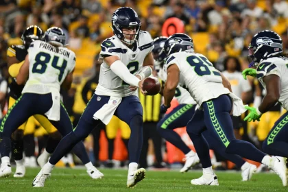 August 13, 2022, Pittsburgh, Pennsylvania, USA: August 13th, 2022 Drew Lock 2 during the Pittsburgh Steelers vs Seattle Seahawks in Pittsburgh, PA at Acrisure Stadium. Jake Mysliwczyk/BMR Pittsburgh USA - ZUMAb241 20220813_zsa_b241_032 Copyright: xJakexMysliwczykx/xBmrxMediax