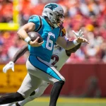 August 13, 2022 : Carolina Panthers quarterback Baker Mayfield 6 runs past the outstretched arms of Washington Commanders cornerback De Vante Bausby 32 during the preseason game between the Carolina Panthers and Washington Commanders played at Fed Ex Field in Landover, MD. Photographer: Landover USA - ZUMAc04_ 20220813_zaf_c04_366 Copyright: xCoryxRoysterx