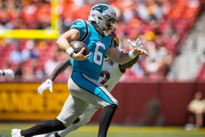 August 13, 2022 : Carolina Panthers quarterback Baker Mayfield 6 runs past the outstretched arms of Washington Commanders cornerback De Vante Bausby 32 during the preseason game between the Carolina Panthers and Washington Commanders played at Fed Ex Field in Landover, MD. Photographer: Landover USA - ZUMAc04_ 20220813_zaf_c04_366 Copyright: xCoryxRoysterx