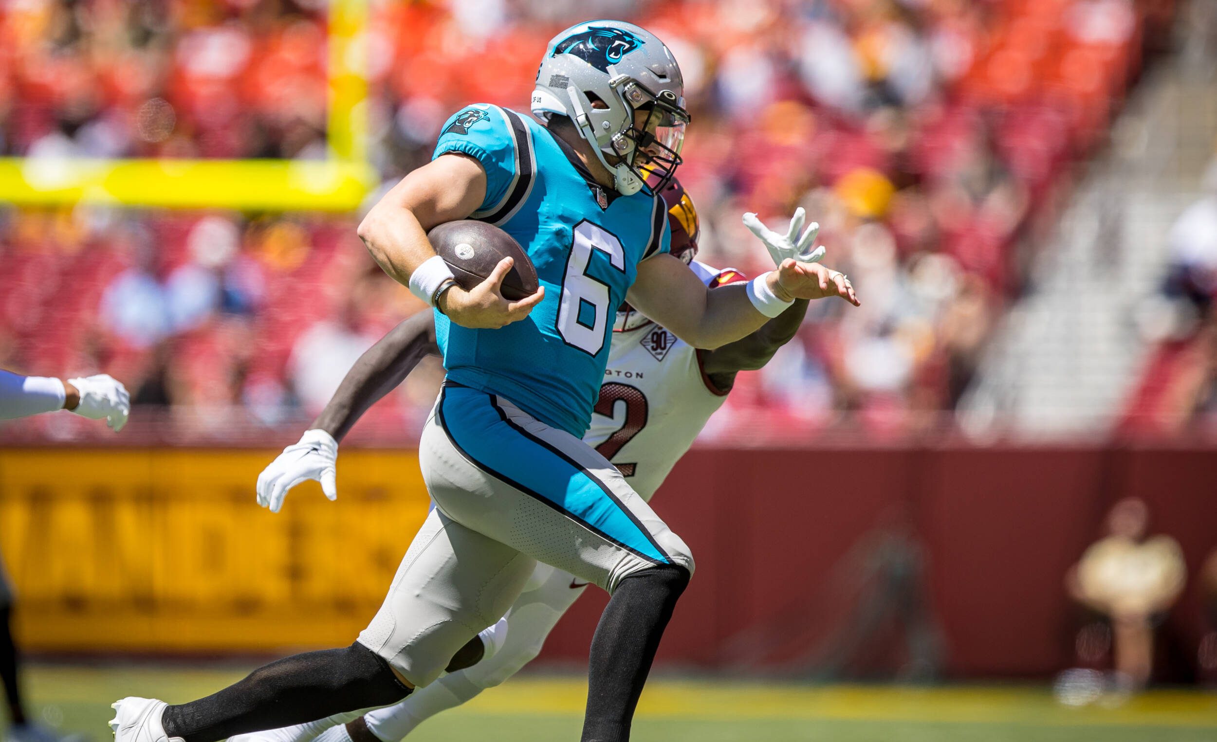 August 13, 2022 : Carolina Panthers quarterback Baker Mayfield 6 runs past the outstretched arms of Washington Commanders cornerback De Vante Bausby 32 during the preseason game between the Carolina Panthers and Washington Commanders played at Fed Ex Field in Landover, MD. Photographer: Landover USA - ZUMAc04_ 20220813_zaf_c04_366 Copyright: xCoryxRoysterx