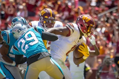 August 13, 2022 : Washington Commanders running back Brian Robinson 8 scores on the 1 yard touchdown run during the preseason game between the Carolina Panthers and Washington Commanders played at Fed Ex Field in Landover, MD. Photographer: Landover USA - ZUMAc04_ 20220813_zaf_c04_417 Copyright: xCoryxRoysterx