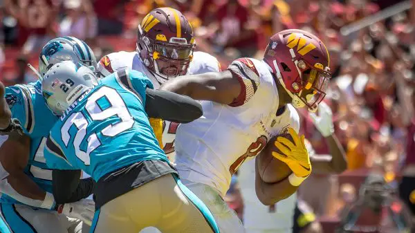 August 13, 2022 : Washington Commanders running back Brian Robinson 8 scores on the 1 yard touchdown run during the preseason game between the Carolina Panthers and Washington Commanders played at Fed Ex Field in Landover, MD. Photographer: Landover USA - ZUMAc04_ 20220813_zaf_c04_417 Copyright: xCoryxRoysterx