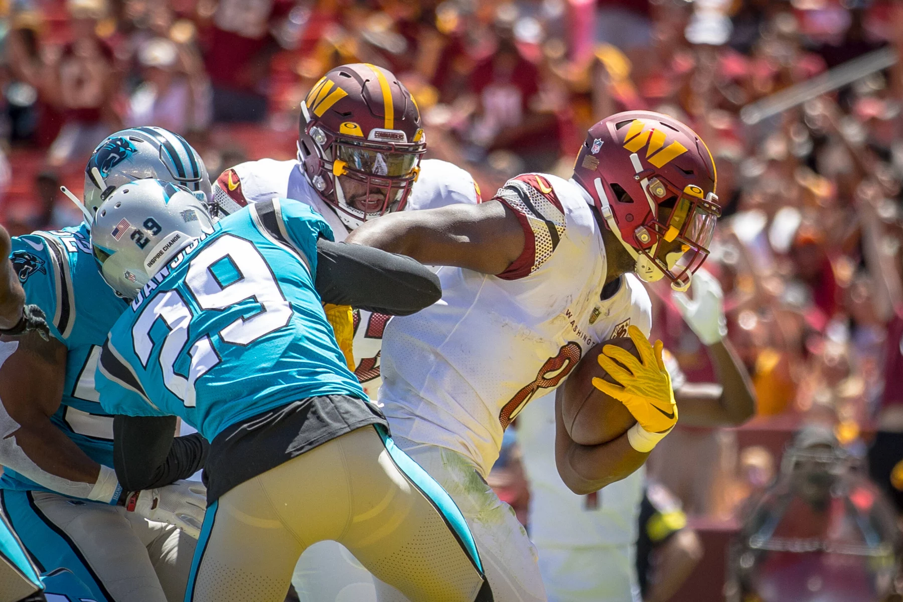 August 13, 2022 : Washington Commanders running back Brian Robinson 8 scores on the 1 yard touchdown run during the preseason game between the Carolina Panthers and Washington Commanders played at Fed Ex Field in Landover, MD. Photographer: Landover USA - ZUMAc04_ 20220813_zaf_c04_417 Copyright: xCoryxRoysterx