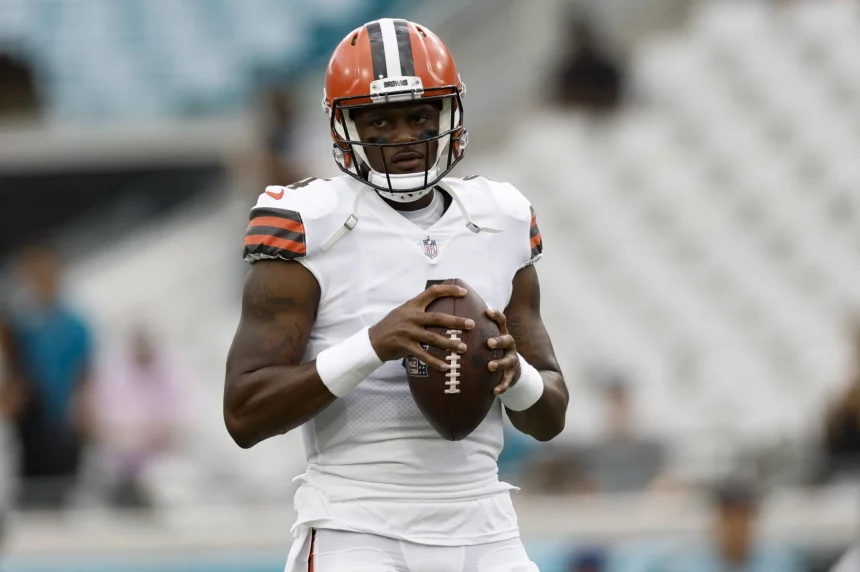 JACKSONVILLE, FL - AUGUST 12: Cleveland Browns quarterback Deshaun Watson 4 throws a pass during the game between the Cleveland Browns and the Jacksonville Jaguars on August 12, 2022 at TIAA Bank Field in Jacksonville, Fl. Photo by David Rosenblum/Icon Sportswire NFL, American Football Herren, USA AUG 12 Preseason - Browns at Jaguars Icon220812203989