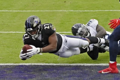 November 22, 2020, Baltimore, MD, USA: Baltimore Ravens J.K. Dobbins 27 dives for the end zone on a two-point conversion against the Tennessee Titans Breon Borders in the second quarter on Sunday, Nov. 22, 2020 at M&T Bank Stadium in Baltimore, Maryland. Baltimore USA - ZUMAm67_ 20201122_zaf_m67_002 Copyright: xKennethxK.xLamx