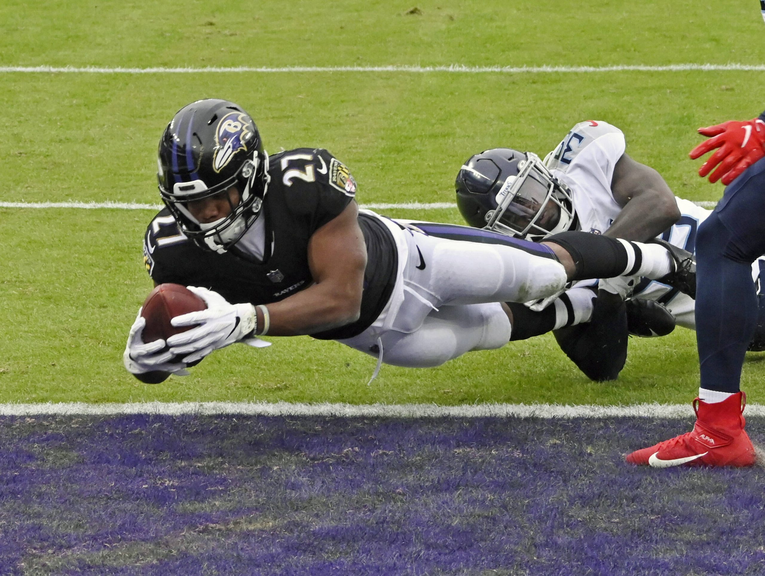 November 22, 2020, Baltimore, MD, USA: Baltimore Ravens J.K. Dobbins 27 dives for the end zone on a two-point conversion against the Tennessee Titans Breon Borders in the second quarter on Sunday, Nov. 22, 2020 at M&T Bank Stadium in Baltimore, Maryland. Baltimore USA - ZUMAm67_ 20201122_zaf_m67_002 Copyright: xKennethxK.xLamx