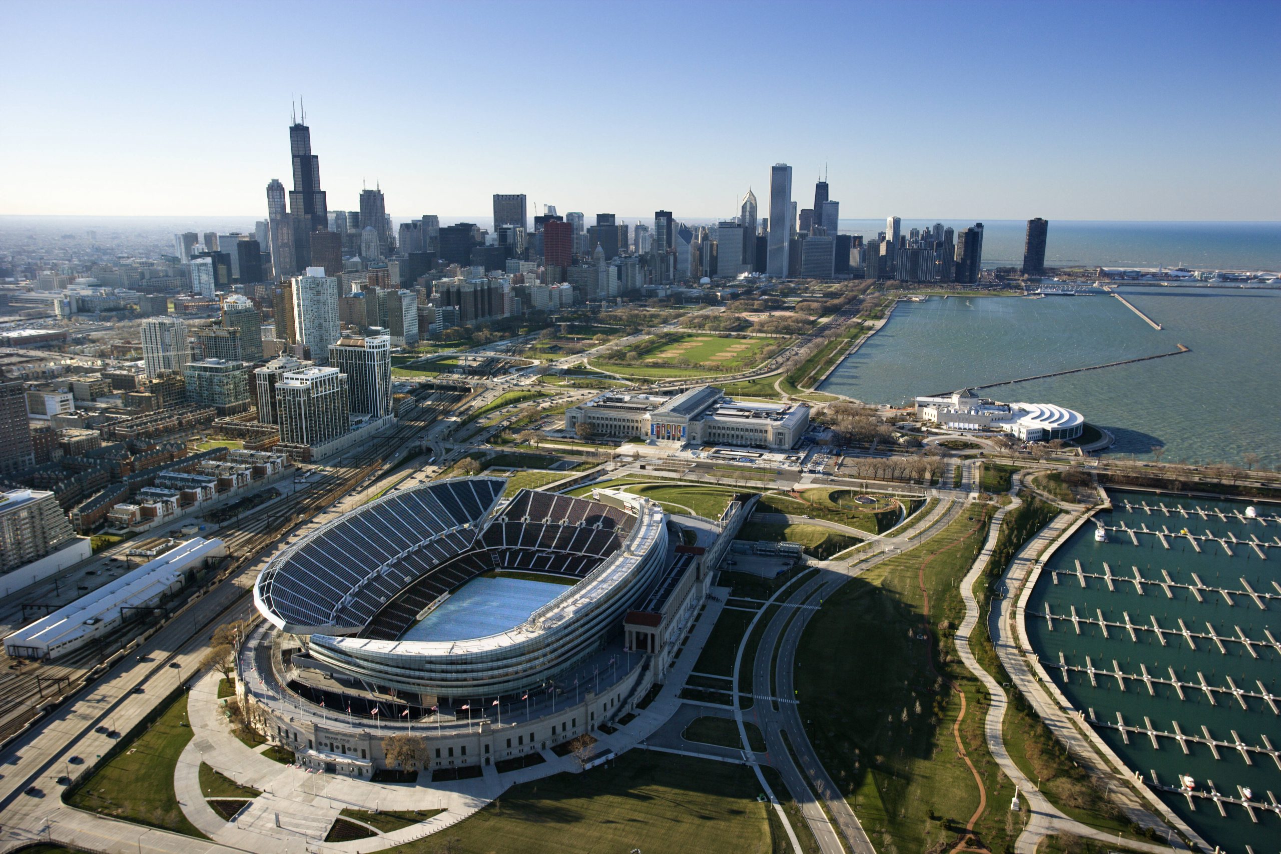 Aerial view of Chicago, Illinois skyline with Soldier Field. PUBLICATIONxINxGERxSUIxAUTxONLY Copyright: RonxChapplexStock 30254377