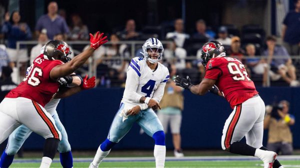 September 12, 2022: Dallas Cowboys quarterback Dak Prescott throws the ball during the first half against the Tampa Bay Buccaneers on Sunday, Sept. 11, 2022, at AT&T Stadium in Arlington, Texas. Prescott injured his right hand late in the fourth quarter and left the game. - ZUMAm67_ 20220912_zaf_m67_004 Copyright: xYffyxYossiforx