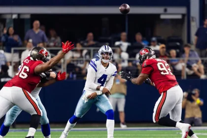 September 12, 2022: Dallas Cowboys quarterback Dak Prescott throws the ball during the first half against the Tampa Bay Buccaneers on Sunday, Sept. 11, 2022, at AT&T Stadium in Arlington, Texas. Prescott injured his right hand late in the fourth quarter and left the game. - ZUMAm67_ 20220912_zaf_m67_004 Copyright: xYffyxYossiforx