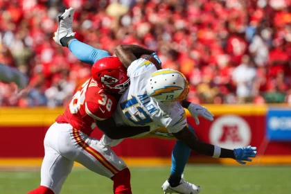 KANSAS CITY, MO - SEPTEMBER 26: Kansas City Chiefs safety L'Jarius Sneed 38 upends Los Angeles Chargers wide receiver Keenan Allen 13 after a short reception in the third quarter of an AFC West matchup between the Los Angeles Chargers and Kansas City Chiefs on Sep 26, 2021 at GEHA Filed at Arrowhead Stadium in Kansas City, MO. Photo by Scott Winters/Icon Sportswire NFL, American Football Herren, USA SEP 26 Chargers at Chiefs Icon2109260472