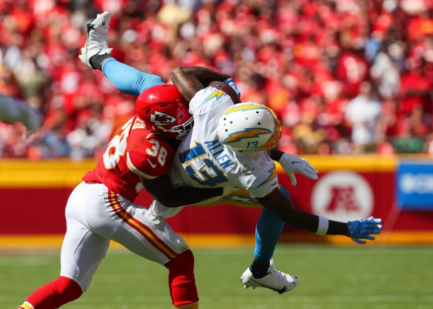 KANSAS CITY, MO - SEPTEMBER 26: Kansas City Chiefs safety L'Jarius Sneed 38 upends Los Angeles Chargers wide receiver Keenan Allen 13 after a short reception in the third quarter of an AFC West matchup between the Los Angeles Chargers and Kansas City Chiefs on Sep 26, 2021 at GEHA Filed at Arrowhead Stadium in Kansas City, MO. Photo by Scott Winters/Icon Sportswire NFL, American Football Herren, USA SEP 26 Chargers at Chiefs Icon2109260472