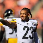 CLEVELAND, OH - OCTOBER 31: Pittsburgh Steelers cornerback Joe Haden 23 on the field prior to the National Football League game between the Pittsburgh Steelers and Cleveland Browns on October 31, 2021, at FirstEnergy Stadium in Cleveland, OH. Photo by Frank Jansky/Icon Sportswire NFL, American Football Herren, USA OCT 31 Steelers at Browns Icon211031071