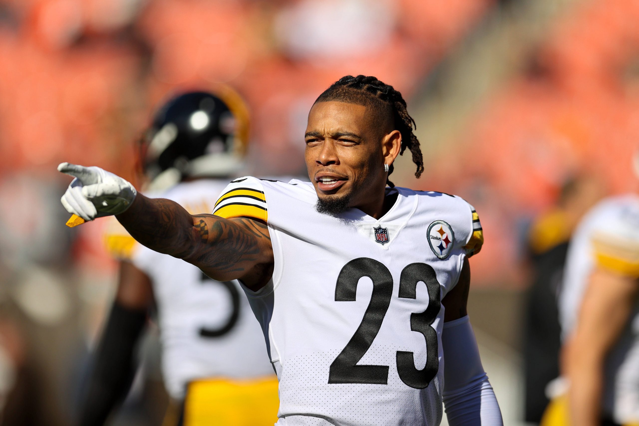 CLEVELAND, OH - OCTOBER 31: Pittsburgh Steelers cornerback Joe Haden 23 on the field prior to the National Football League game between the Pittsburgh Steelers and Cleveland Browns on October 31, 2021, at FirstEnergy Stadium in Cleveland, OH. Photo by Frank Jansky/Icon Sportswire NFL, American Football Herren, USA OCT 31 Steelers at Browns Icon211031071