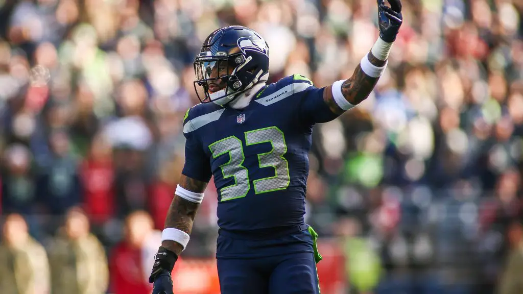 November 21, 2021: Seattle Seahawks safety Jamal Adams 33 hypes up the crowd during a game between the Arizona Cardinals and Seattle Seahawks at Lumen Field in Seattle, WA. /CSM Seattle United States of America - ZUMAc04_ 20211121_zaf_c04_092 Copyright: xSeanxBrownx