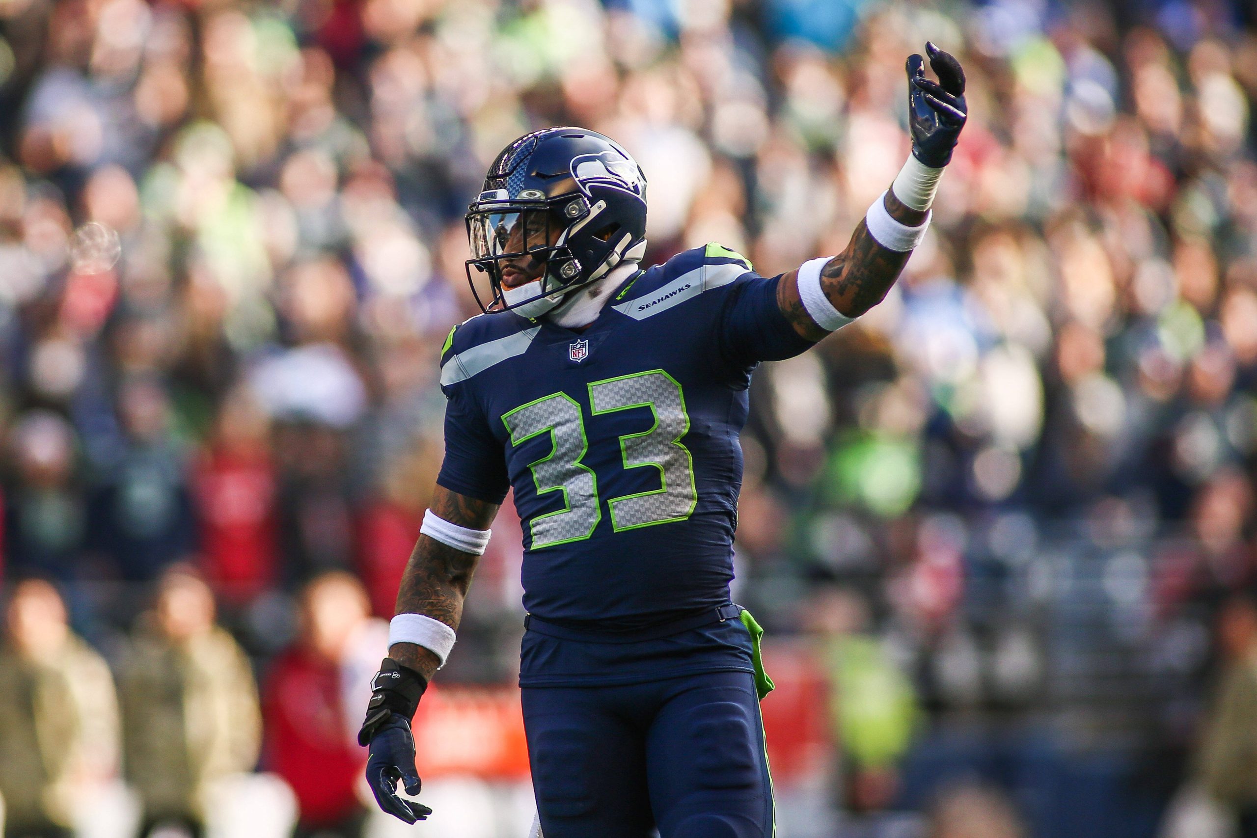 November 21, 2021: Seattle Seahawks safety Jamal Adams 33 hypes up the crowd during a game between the Arizona Cardinals and Seattle Seahawks at Lumen Field in Seattle, WA. /CSM Seattle United States of America - ZUMAc04_ 20211121_zaf_c04_092 Copyright: xSeanxBrownx
