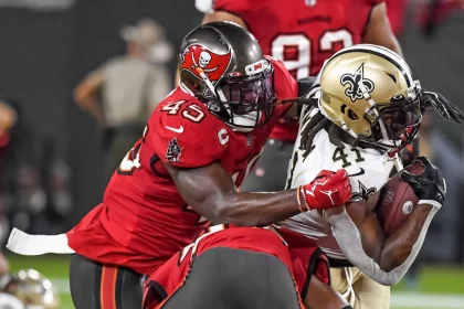 Tampa Bay Buccaneers Devin White 45 wraps up New Orleans Saints running back Alvin Kamara 41 during the first half at Raymond James Stadium in Tampa, Florida on Sunday, December 19, 2021. PUBLICATIONxINxGERxSUIxAUTxHUNxONLY TPA20211219107 STEVExNESIUS