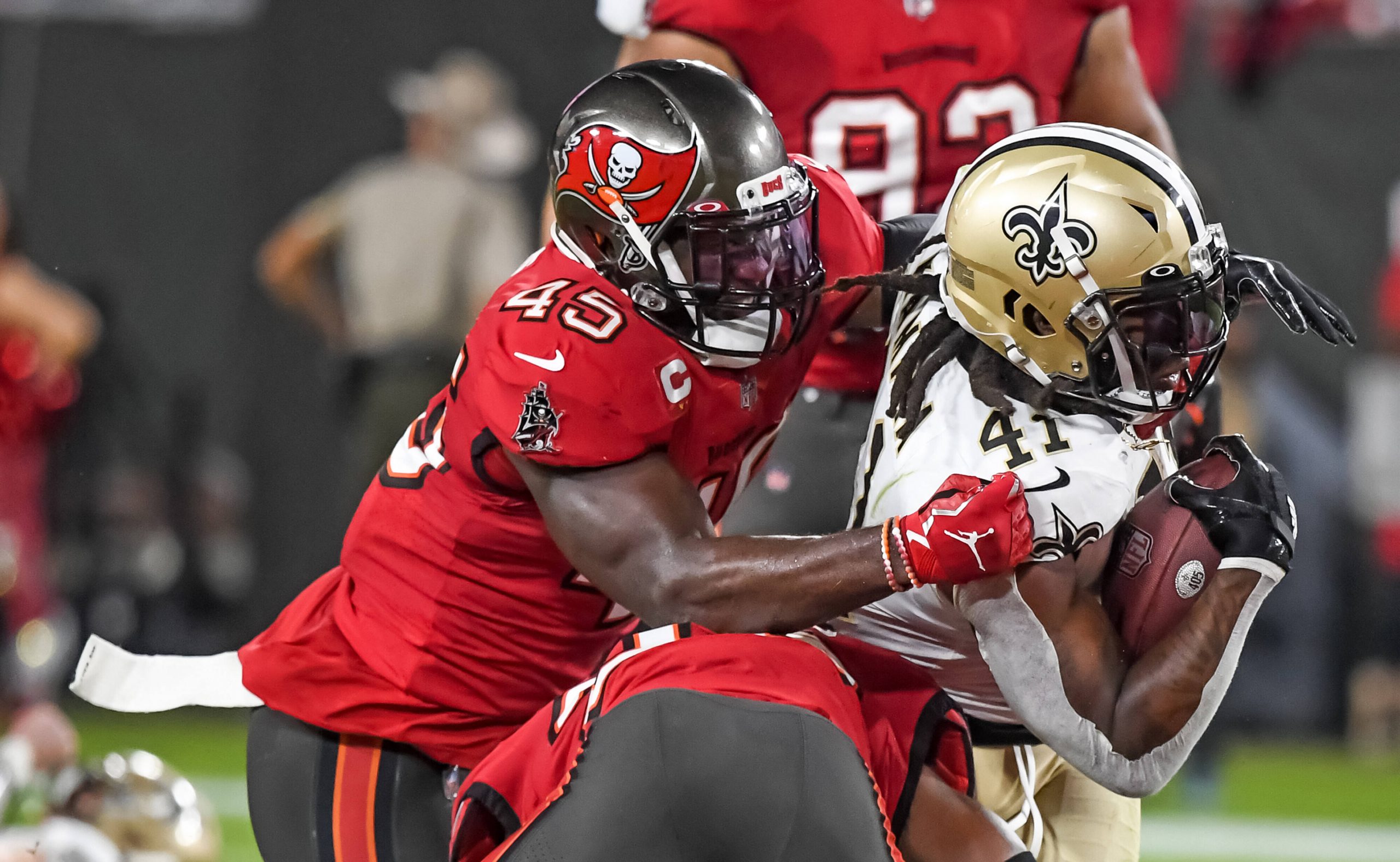 Tampa Bay Buccaneers Devin White 45 wraps up New Orleans Saints running back Alvin Kamara 41 during the first half at Raymond James Stadium in Tampa, Florida on Sunday, December 19, 2021. PUBLICATIONxINxGERxSUIxAUTxHUNxONLY TPA20211219107 STEVExNESIUS
