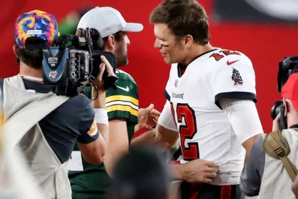 Prosieben TV, : The league MVP award likely will come down to these two veteran quarterbacks: Green Bay s Aaron Rodgers, left, and the Bucs Tom Brady. - ZUMAm67_ 0146985648st Copyright: xDouglasxR.xCliffordx