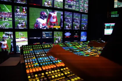 January 16, 2022, Tampa, Florida, USA: NFL, American Football Herren, USA on FOX producer Richie Zyontz and Director Rich Russo and over a dozen behind the scenes crews run the over 23 cameras, graphics, replays and field crews for the television coverage inside the Fox Sports production trailer during the Wildcard Playoff between the Tampa Bay Buccaneers and the Philadelphia Eagles on Sunday, Jan. 16, 2022 in Tampa. Tampa USA - ZUMAs70_ 0147921071st Copyright: xLuisxSantanax