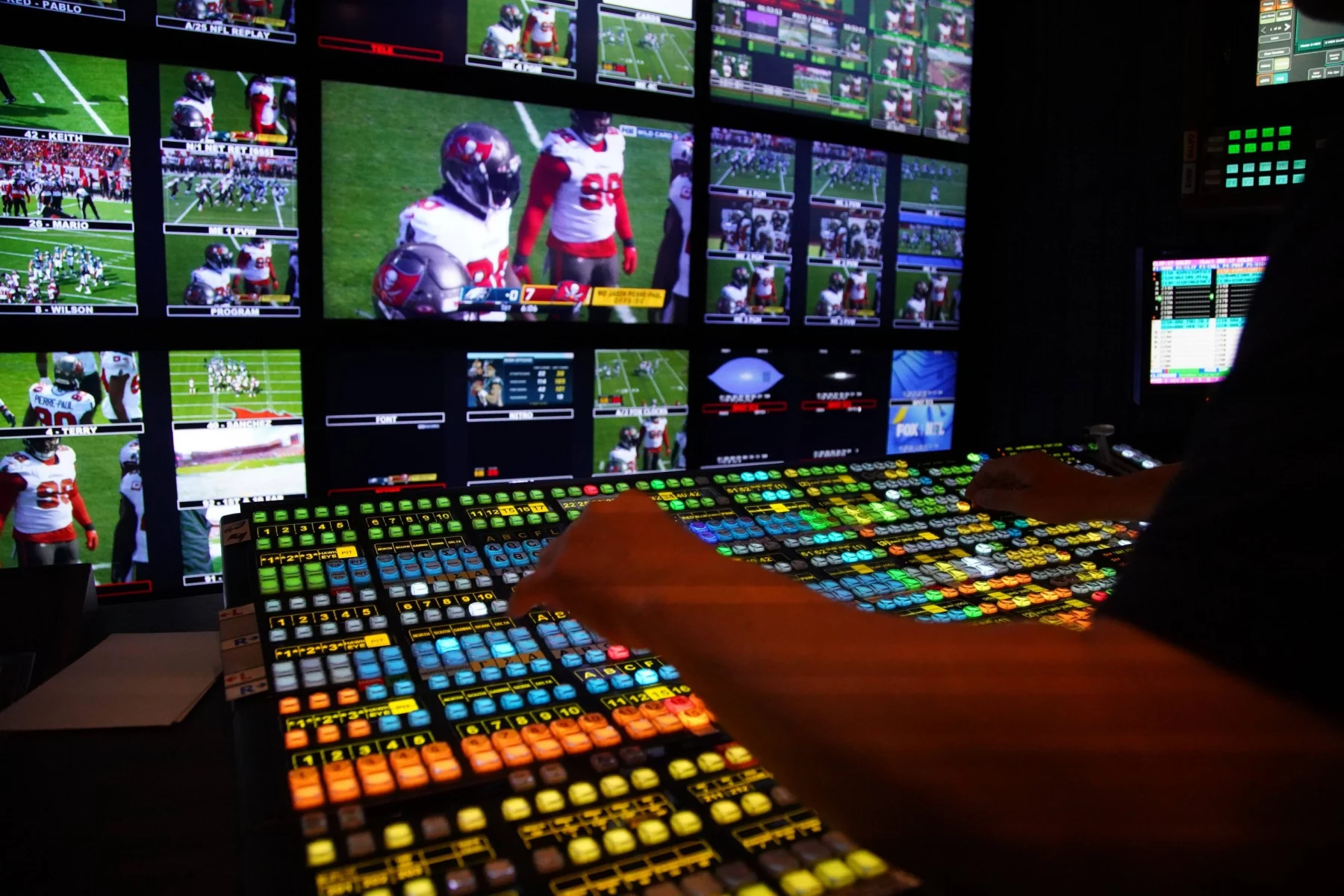 January 16, 2022, Tampa, Florida, USA: NFL, American Football Herren, USA on FOX producer Richie Zyontz and Director Rich Russo and over a dozen behind the scenes crews run the over 23 cameras, graphics, replays and field crews for the television coverage inside the Fox Sports production trailer during the Wildcard Playoff between the Tampa Bay Buccaneers and the Philadelphia Eagles on Sunday, Jan. 16, 2022 in Tampa. Tampa USA - ZUMAs70_ 0147921071st Copyright: xLuisxSantanax