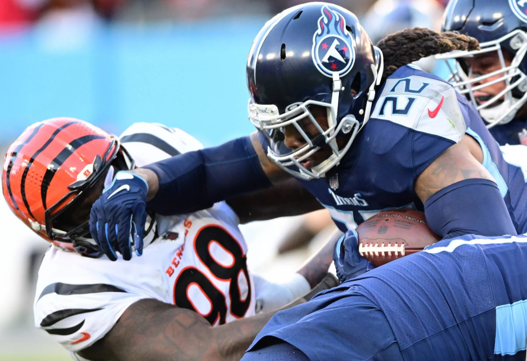 Tennessee Titans running back Derrick Henry 22 stiff-arms Cincinnati Bengals nose tackle D.J. Reader 98 during the first half of an NFL, American Football Herren, USA Divisional Playoff game at Nissan Stadium in Nashville, Tennessee, on Saturday, January 22, 2022. PUBLICATIONxINxGERxSUIxAUTxHUNxONLY NAS20220122106 DAVIDxTULIS