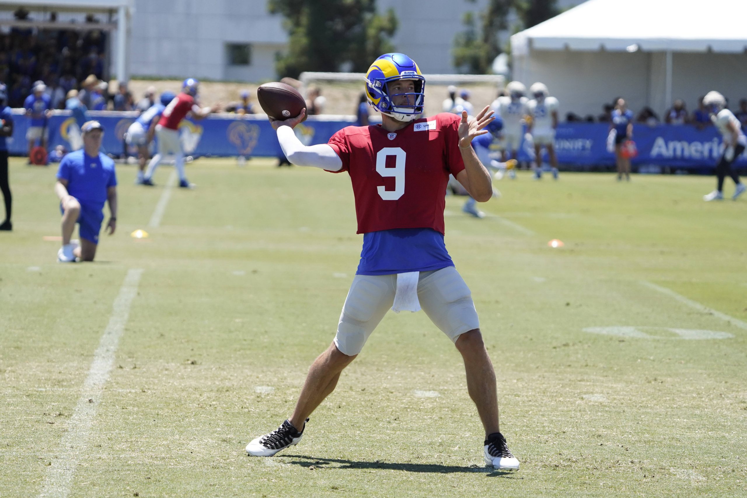 IRVINE, CA - AUGUST 06: Matthew Stafford 9 of the Rams works out during the Los Angeles Rams Training Camp on August 06, 2022, at UC Irvine in Irvine, CA. Photo by Icon Sportswire NFL, American Football Herren, USA AUG 06 Los Angeles Rams Training Camp Icon592220806323
