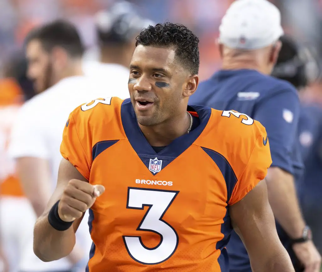 August 27, 2022, Denver, Colorado, USA: Denver Broncos QB RUSSELL WILSON readies fire up a team mate from the sideline before the start of the game at Empower Field at Mile High Saturday night. The Broncos beat the Vikings 23-13 Denver USA - ZUMAav4_ 20220827_zaf_av4_037 Copyright: xHectorxAcevedox