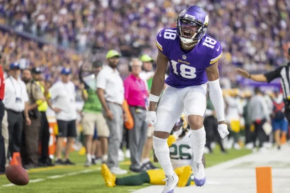 September 11, 2022, Minneapolis, MN, United States: Justin Jefferson 18 of the Minnesota Vikings celebrates a 64-yard reception in the second quarter Sunday, Sept. 11, 2022, at U.S. Bank Stadium in Minneapolis against the Green Bay Packers. Minneapolis United States - ZUMAm67_ 20220911_zaf_m67_040 Copyright: xCarlosxGonzalezx