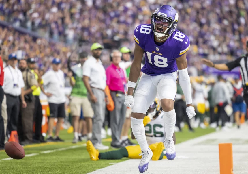 September 11, 2022, Minneapolis, MN, United States: Justin Jefferson 18 of the Minnesota Vikings celebrates a 64-yard reception in the second quarter Sunday, Sept. 11, 2022, at U.S. Bank Stadium in Minneapolis against the Green Bay Packers. Minneapolis United States - ZUMAm67_ 20220911_zaf_m67_040 Copyright: xCarlosxGonzalezx